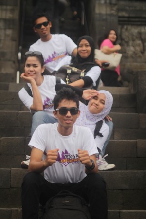 Peserta Pelatihan Pertelevisian bagi Staff SIAK TV dari Dinas Perhubungan dan Infokom melakukan city tour ke Borobudur