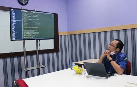 Pelatihan Pemrograman Berbasis Web dengan PHP dan Framework CI Fakultas Teknik Universitas Tadulako Palu.