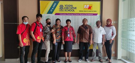 Pelatihan Teknologi Informasi materi Video Editing DPMPTSP Kabupaten Merauke