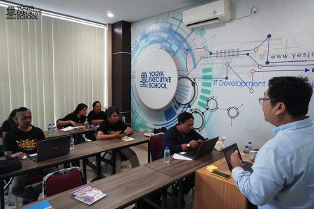 Pelatihan Manajemen Risiko dalam Pengelolaan Keuangan Politeknik Negeri Kupang November 2025