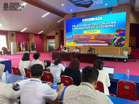 Pelatihan Keprotokolan dan Master of Ceremony (MC) Universitas Palangka Raya Desember 2025