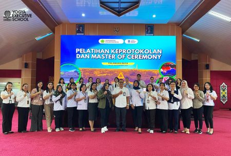 Pelatihan Pengembangan SDM materi Keprotokolan dan Master of Ceremony (MC) Universitas Palangka Raya Desember 2025