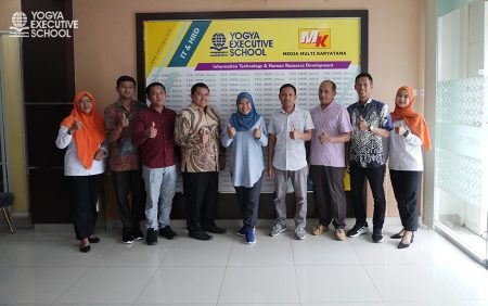 Pelatihan Teknologi Informasi materi Content Creator Universitas Negeri Malang November 2025