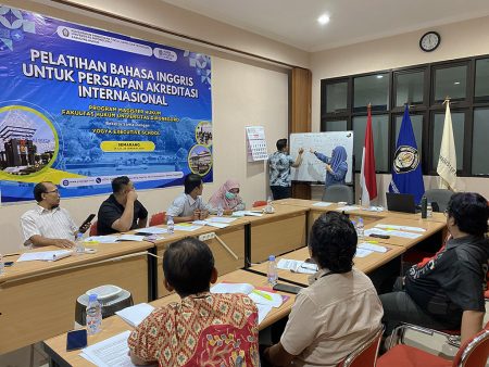 Pelatihan Bahasa Inggris untuk Persiapan Akreditasi Internasional Fakultas Hukum UNDIP Januari 2026